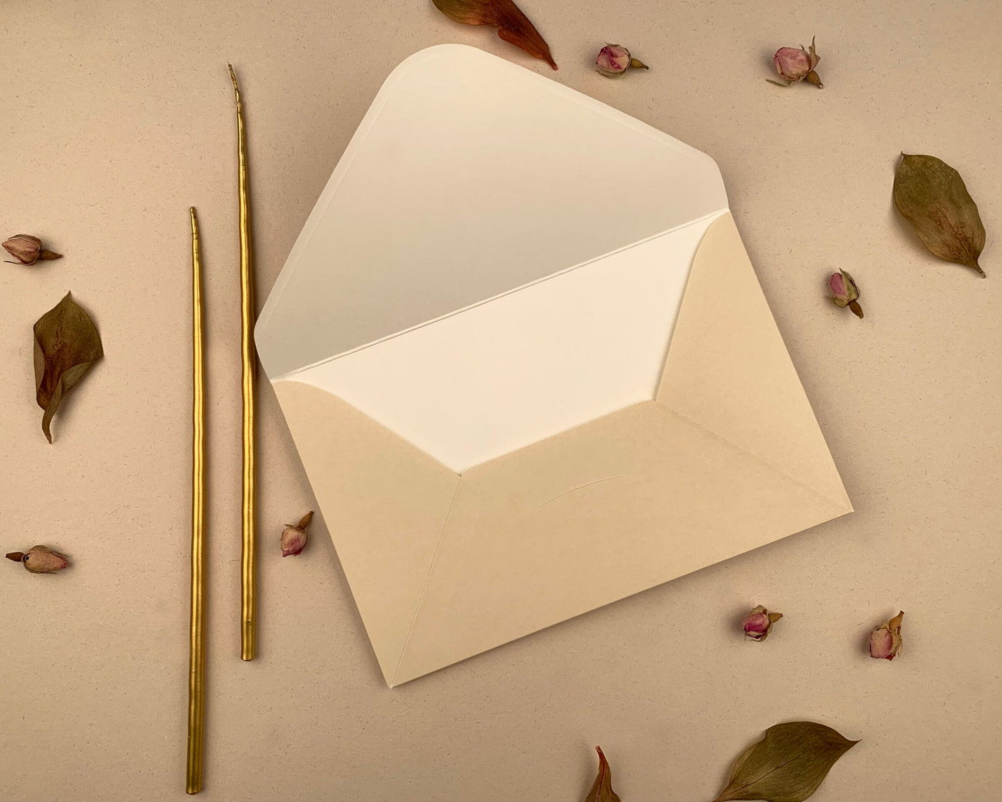 Plic Invitatie - E14x21 cm, 200gr. crem inchis mat - orizontal