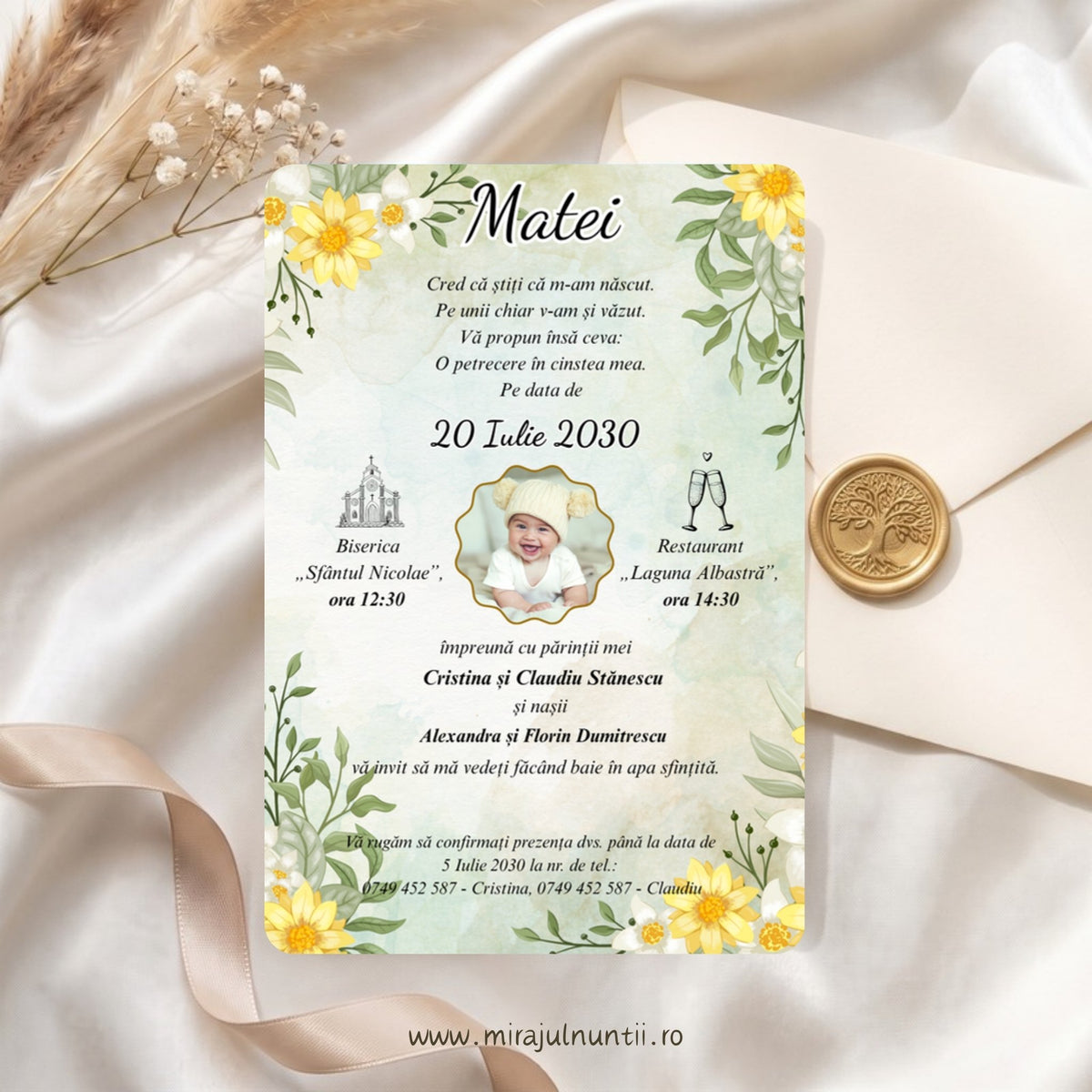 Invitație de botez B.34-20034 cu buchete de flori galbene și albe pe fond acuarelă verde pal, fotografia bebelușului într-o ramă aurie, numele Matei și data 20 Iulie 2030
