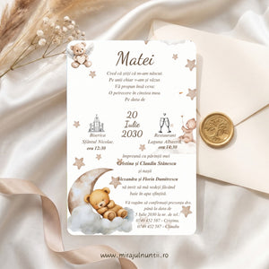 Invitație de botez cu ursuleț care doarme pe semilună, ursuleț-îngeraș și steluțe bej, numele Matei scris caligrafic, lângă un plic crem cu sigiliu auriu, cod Magnific B.22-20022