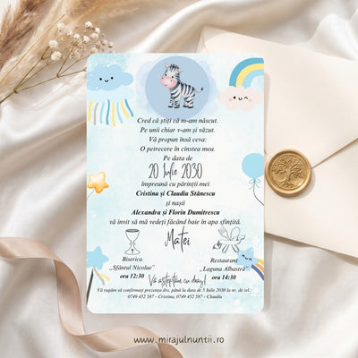 Invitație de botez B.1-20001 cu puiul de zebră în cercul bleu, curcubeu, nori zâmbitori, balon și steluțe pe fundal acuarelă bleu pastel, cu numele Matei scris caligrafic