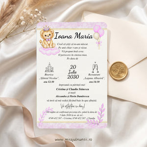 Invitație de botez B.39: numele Ioana Maria, poezia, data 20 Iulie 2030 între biserică și restaurant, leuț cu coroniță pe un nor roz și baloane roz, pe fond crem cu margini roz și linii aurii