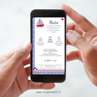 Invitație digitală de botez pe ecranul unui telefon ținut în mâini: bărcuță cu pânze, pește roșu, cățeluș marinar, bandă bleu cu stele, dungi roșii și numele Matei