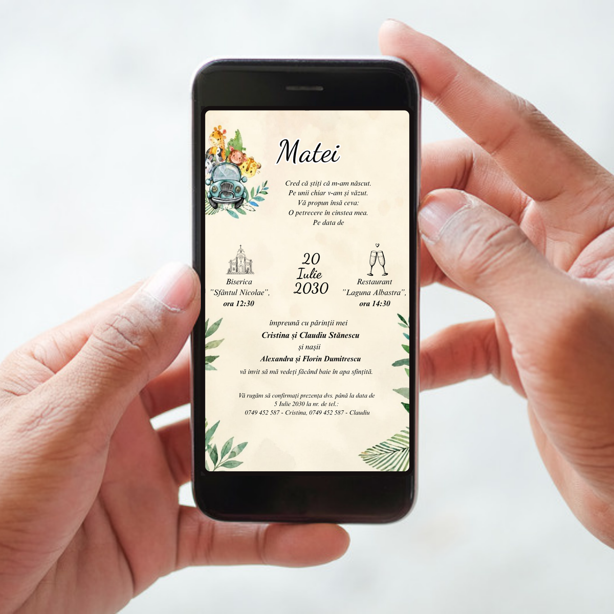 Invitație digitală de botez B. 7600 cu mașinuță vintage și animale safari, numele Matei și frunze tropicale verzi, pe ecranul telefonului