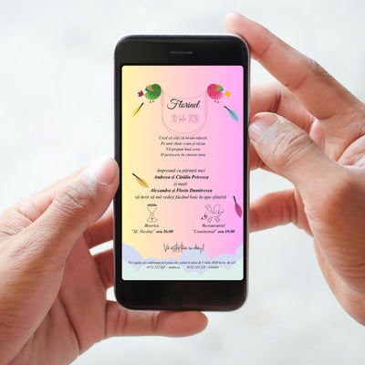 Invitație digitală de botez pe ecranul telefonului, cu păsărele, pene colorate și nori pe fundal curcubeu pastel, cod Magnific B.5