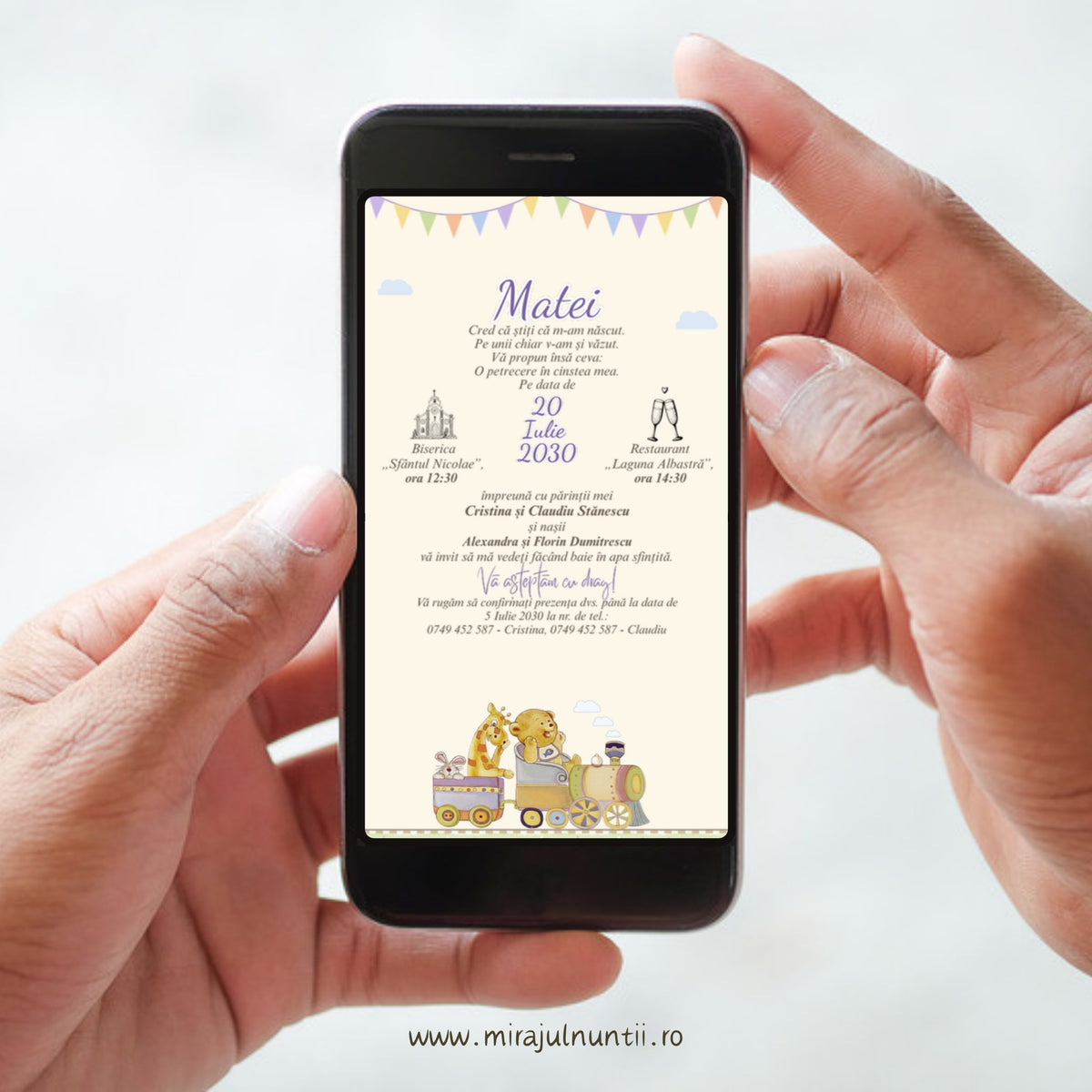 Invitație digitală de botez pe ecranul telefonului, cu trenuleț pastel cu iepuraș, girafă și ursuleț, ghirlandă de stegulețe și numele Matei, fond crem, cod B. 15322
