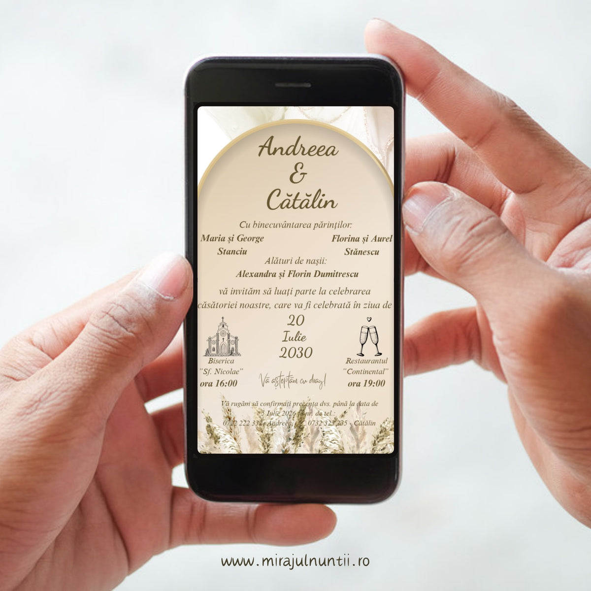 Invitație digitală de nuntă C.54 afișată pe telefon, cu arcadă aurie, marmură crem și iarbă de pampas jos