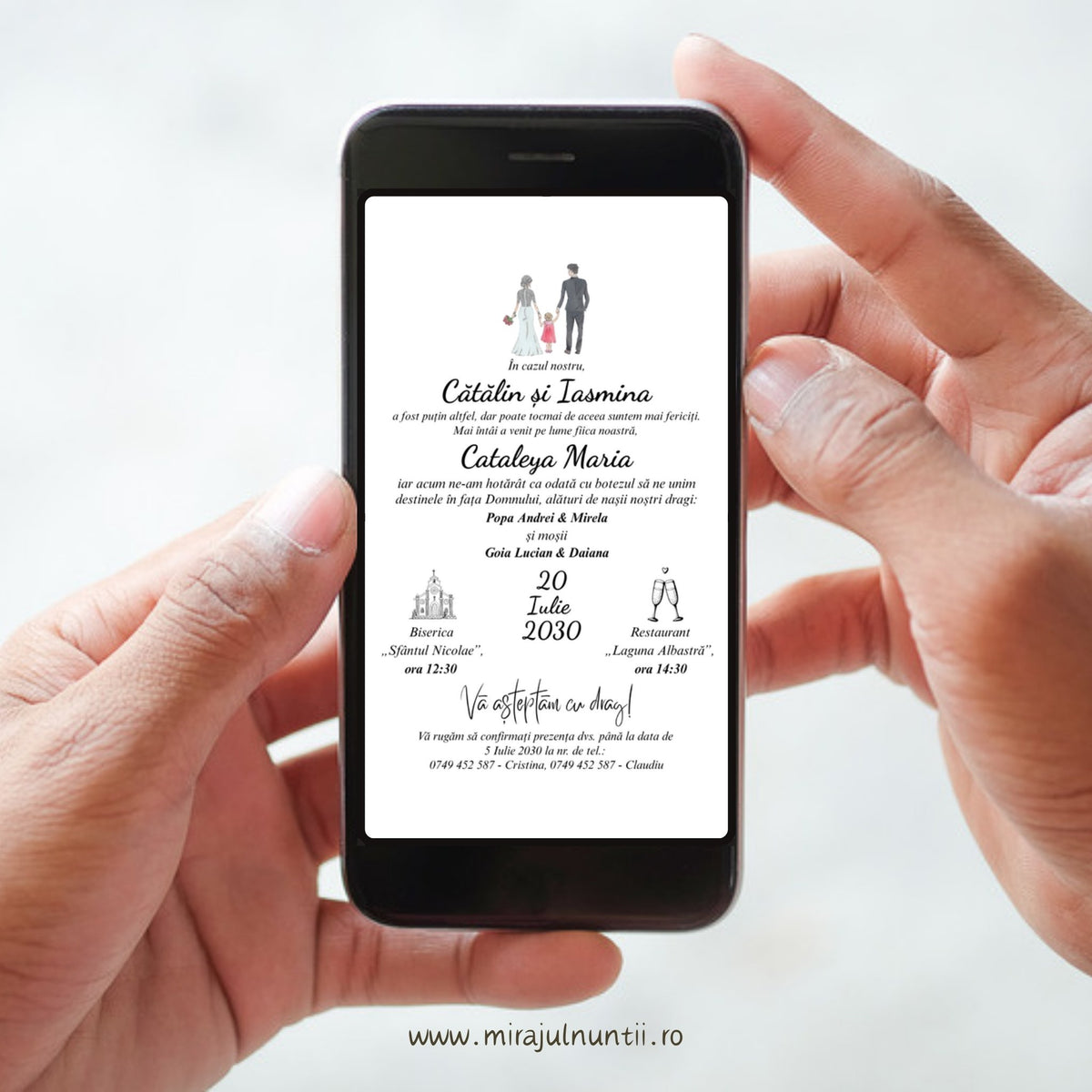 Invitație digitală de nuntă și botez pe ecranul unui telefon ținut în mână, cu ilustrația familiei – mireasă, mire și fetiță în rochiță roz – și textul invitației pe fond alb