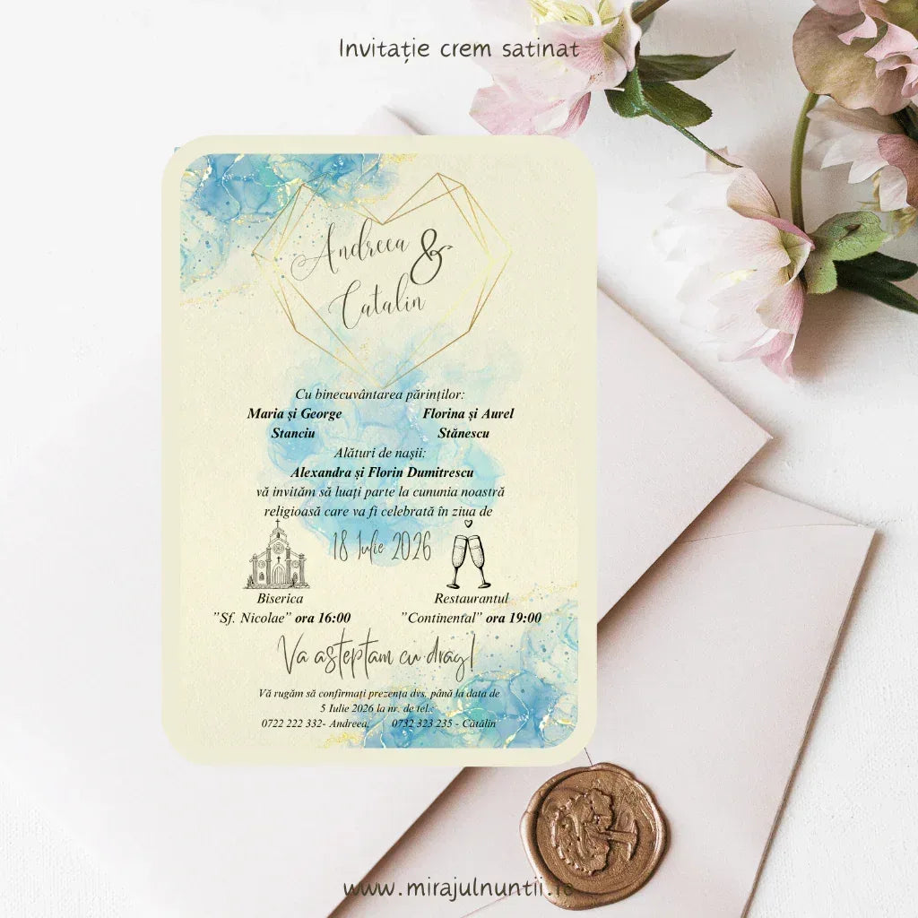 Invitație de nuntă cu monogramă în inimă aurie cod Magnific C.11, în nuanțe de bleu.