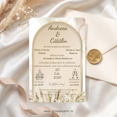 Invitație de nuntă C.54 cu arcadă aurie, marmură crem și iarbă de pampas jos, cu textele în auriu-măsliniu și maro închis, lângă un plic crem cu sigiliu auriu
