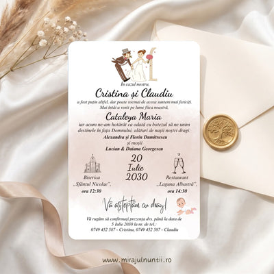 Invitație de nuntă și botez 13 x 19 cm pe carton alb: miri cartoon sus – mire cu joben și trandafir, mireasă cu buchet roz, lângă o arcadă –, nor de acuarelă roz pudră, bebeluș jos, textul cu Cristina și Claudiu și Cataleya Maria; plic și sigiliu auriu