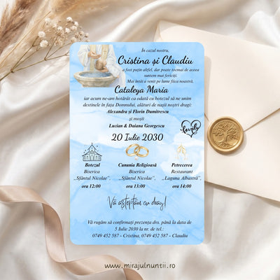Invitație de nuntă și botez C.46 pe fond acuarelă bleu, cu scena botezului la cristelniță, verighete aurii, biserică și pahare de șampanie