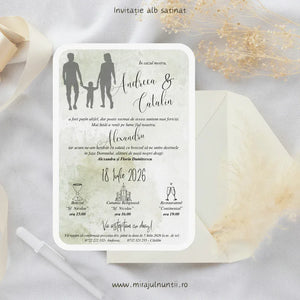 Invitație de nuntă și botez cod Magnific C.26 pe carton alb satinat, cu siluetă gri de familie pe fundal în acuarelă verde pal, lângă un plic crem.