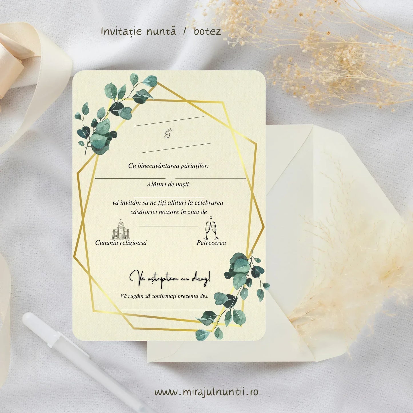 Invitație de nuntă pe fundal crem cu model botanic eucalipt și ramă geometrică aurie, prezentată alături de un plic crem asortat.