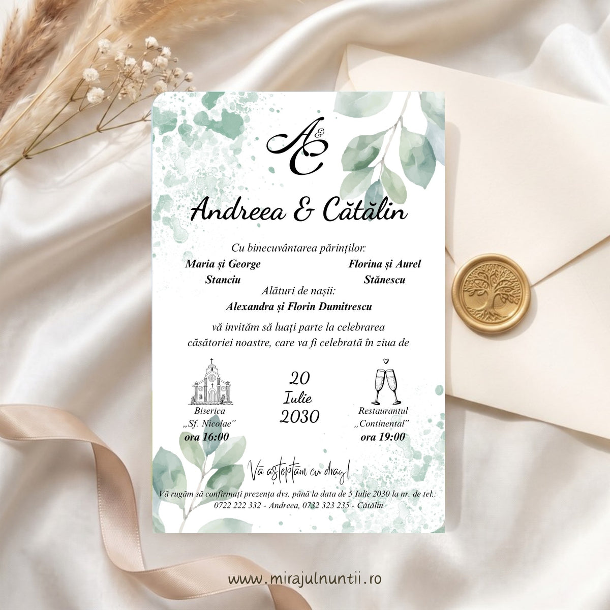Invitație de nuntă C.48 cu monograma și numele mirilor, părinții, nașii, data, biserica și restaurantul, crenguțe de eucalipt și stropi de acuarelă verde pe fond alb, așezată pe mătase crem lângă un plic cu sigiliu de decor
