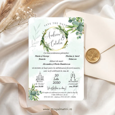 Invitație de nuntă C.25 cu coroniță aurie și frunze de eucalipt în jurul numelor Andreea & Cătălin, eucalipt în acuarelă în colțuri, acuarelă verde mentă pe fond alb, părinții, nașii, biserica și restaurantul; plicul și sigiliul din fundal sunt decor