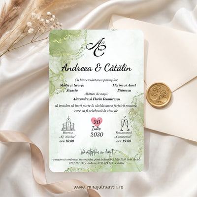 Invitație de nuntă C.41 cu marmură verde olive și linii aurii, inimioară roz în spatele cifrei 20, cu Iulie 2030 dedesubt, numele Andreea & Cătălin, părinții, nașii, biserica și restaurantul; plicul și sigiliul din fundal sunt decor