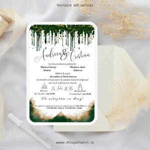 Invitație de nuntă cod Magnific C.34 pe carton alb satinat, cu picături de vopsea verde smarald sus și acuarelă verde cu sclipici auriu jos, lângă un plic crem.