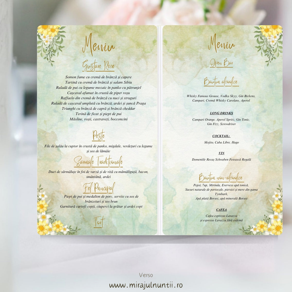 Interiorul meniului tip carte de botez deschis: mâncarea în stânga, băuturile în dreapta, buchete de flori galbene și albe în colțurile de sus și de jos, fond acuarelă verde pal