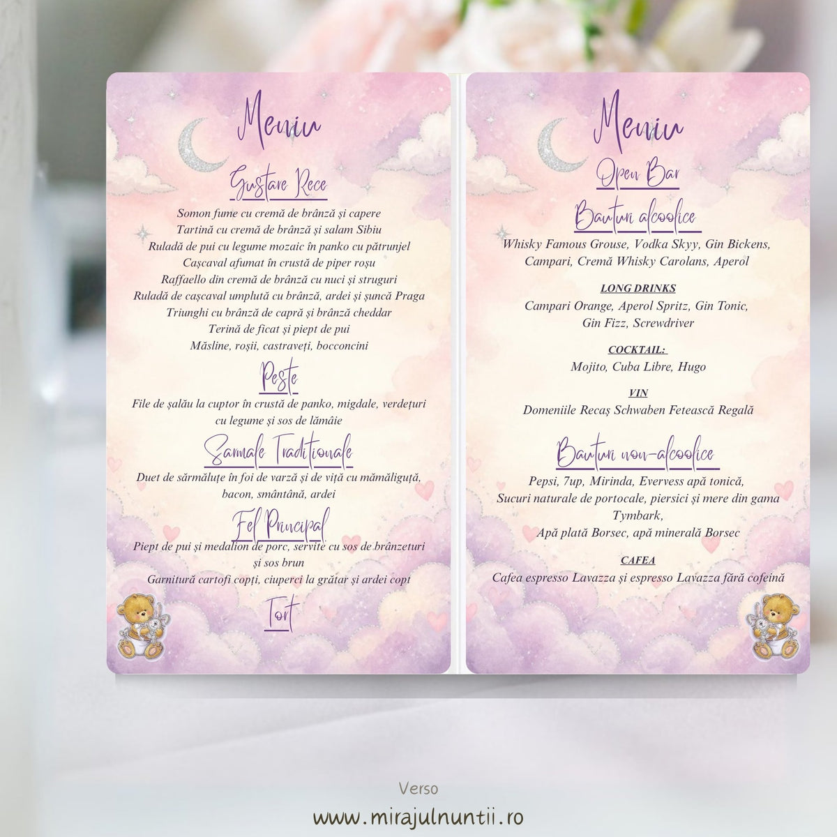 Interior meniu tip carte de botez deschis, cu mâncarea în stânga și băuturile în dreapta, cer pastelat lila și roz și ursuleți de pluș în colțurile de jos, cod B. 3205