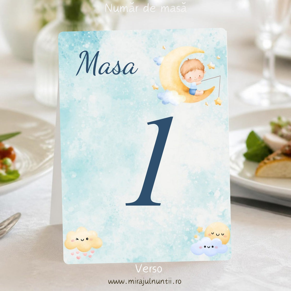 Verso-ul numărului de masă de botez, „Masa 1”, cu același design: bebeluș pe semilună, steluțe aurii și nori pastel pe fond bleu, cod B.8-20008