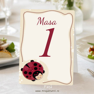 Număr de masă botez cu buburuză roșie zâmbitoare jos în stânga și ramă crem cu bule albe și linie punctată vișinie, „Masa 1” scris cu roșu, față, cod B. 7501
