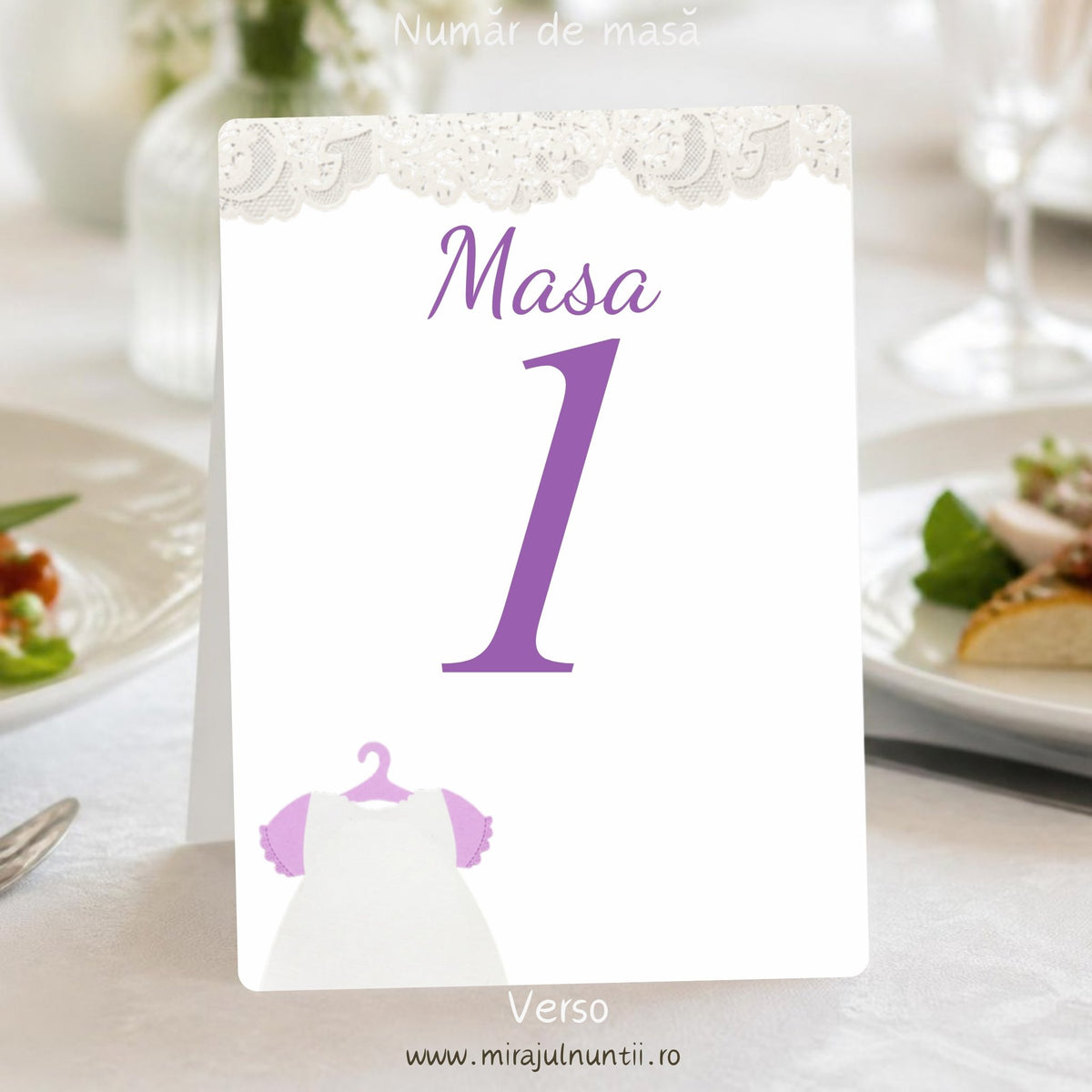Număr de masă botez, verso, cu bandă de dantelă albă sus, „Masa 1” cu lila și rochiță albă de botez cu mânecuțe roz-lila pe umeraș jos în stânga, cod B. 7608