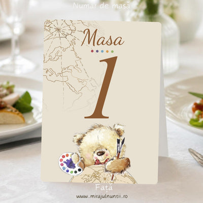 Fața numărului de masă de botez B. 7614 pe carton crem: „Masa 1” maro cu buline colorate ca o paletă, harta lumii în linii sepia sus-stânga și ursuleț pictor cu pensule pe glob pământesc jos