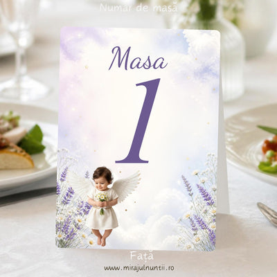 Număr de masă botez, față, cu „Masa 1” în lila sus și îngeraș cu aripi albe și buchet de margarete jos în stânga, pe cer pastel alb și lavandă cu norișori, lavandă și margarete, cod B.36-20036