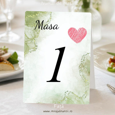 Număr de masă nuntă C.41, fața: „Masa” cu litere caligrafice, cifra 1 mare la mijloc, inimioară roz în dreapta sus și marmură verde olive cu linii aurii, pe o masă festivă