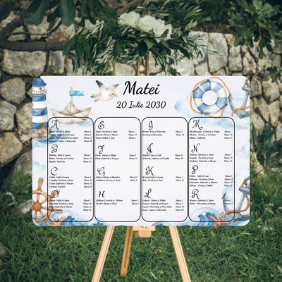 Opis botez orizontal 42 x 30 cm cu far, ancoră și elemente marine bleu pe margini, numele „Matei” și data mari, centrate sus, listă invitați pe litere în patru coloane, pe șevalet, cod Magnific B.25-20025