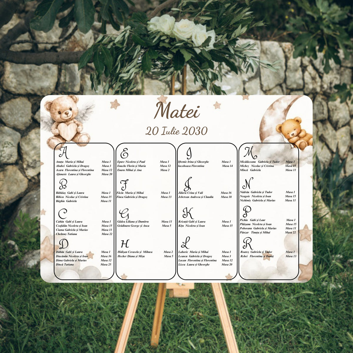 Opis botez orizontal 42 x 30 cm cu ursuleț pe semilună și steluțe bej, numele „Matei” și data mari, centrate sus, listă invitați pe litere în patru coloane, chenar alb, pe șevalet, cod Magnific B.22-20022
