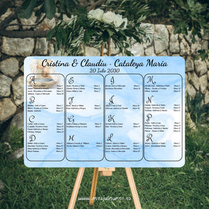 Opis de nuntă și botez C.46 pe șevalet, cu lista invitaților pe litere, numele „Cristina & Claudiu · Cataleya Maria” și scena botezului pe fond acuarelă bleu