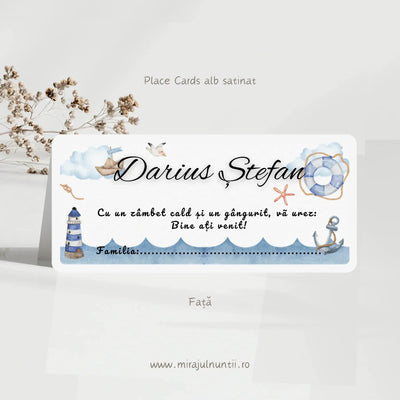 Plic de bani botez personalizat cod Magnific B.25-20025, tematică maritimă bleu cu corabie, far, colac de salvare, ancoră și valuri, cu numele copilului și rândul „Familia”.
