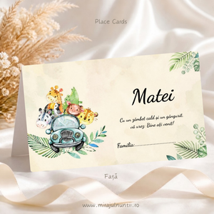 Fața plicului de bani botez personalizat B. 7600, cu mașinuță vintage verde-albăstruie încărcată cu animăluțe de safari și frunze tropicale, numele copilului, mesajul de bun venit și rândul „Familia”.