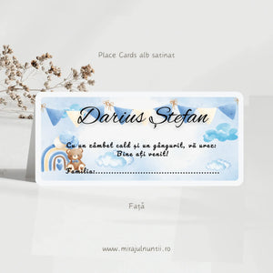 Plic de bani botez personalizat cod Magnific B.12-20012, cu ursuleț, curcubeu pastel, nori și stegulețe albastre pe fundal bleu, cu numele copilului și rândul „Familia”.