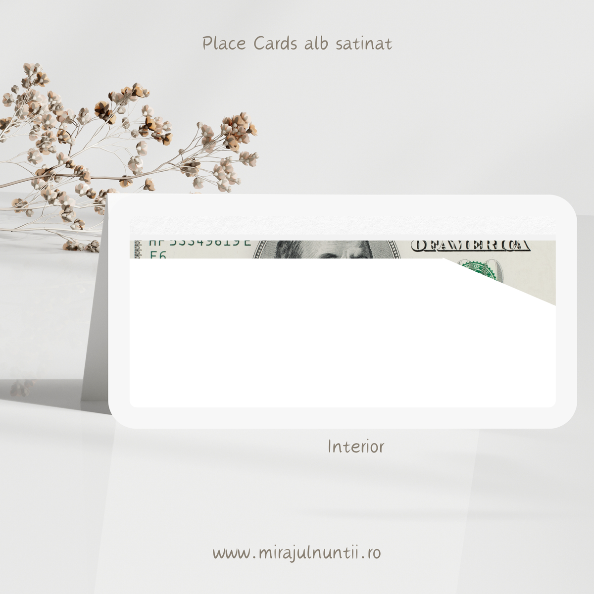 Interiorul plicului de bani pentru botez, alb, cu buzunar în care se așază bancnota pentru dar.