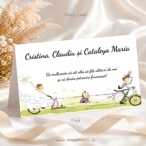 Plic de bani personalizat pentru nuntă și botez Miraj 20371, fața: sus numele Cristina, Claudiu și Cataleya Maria, la mijloc mesajul de mulțumire, jos mirii pe bicicleta tandem cu funde lila, bebelușul și rândul Familia pe iarbă verde-fistic, carton alb