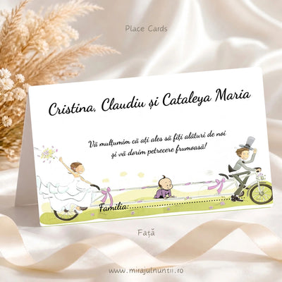 Plic de bani personalizat pentru nuntă și botez Miraj 20371, fața: sus numele Cristina, Claudiu și Cataleya Maria, la mijloc mesajul de mulțumire, jos mirii pe bicicleta tandem cu funde lila, bebelușul și rândul Familia pe iarbă verde-fistic, carton alb