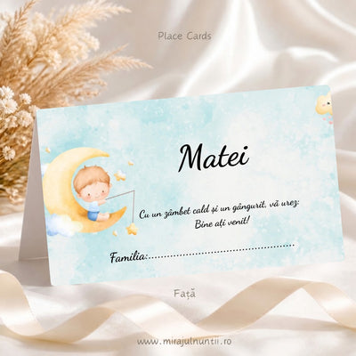 Plic de bani botez personalizat B.8-20008, față: numele Matei, mesajul de bun venit și rândul „Familia”, cu bebeluș pe semilună galbenă și steluțe aurii, pe fond bleu în acuarelă