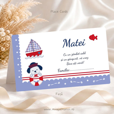 Plic de bani botez personalizat B. 7506, față: numele Matei, mesajul de bun venit și rândul Familia, cu bărcuță cu pânze în carouri, cățeluș marinar cu colac, pește roșu, bandă bleu cu stele și dungi roșii