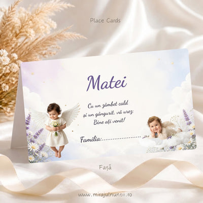 Plic de bani botez personalizat Îngerași și Norișori, cod B.36-20036, fața: numele Matei, mesaj de bun venit și rândul Familia, între un îngeraș cu margarete și un îngeraș culcat pe nor, fundal alb și lavandă