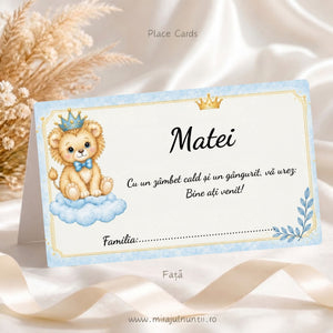 Plic de bani botez personalizat B.38, fața: numele Matei, mesajul de bun venit și rândul „Familia:”, leuț cu coroniță bleu și papion pe un nor, coroniță aurie și crenguță bleu pe fond crem cu chenar bleu