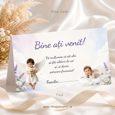 Set 25 plicuri de bani botez Îngerași și Norișori, Place Cards 20036, fața: „Bine ați venit!”, mesaj de mulțumire și rândul Familia, între un îngeraș cu margarete și un îngeraș culcat pe nor, fundal alb și lavandă