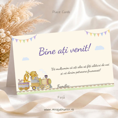 Fața plicului de bani de botez din set: „Bine ați venit!”, mesajul de mulțumire și rândul „Familia:”, trenuleț pastel cu iepuraș, girafă și ursuleț pe șină, ghirlandă de stegulețe pastel, cod B. 15322 (Place Cards 15322)
