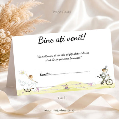 Set 50 plicuri de bani nuntă și botez Place Cards 20371, fața: Bine ați venit!, mesajul de mulțumire și rândul Familia, mirii pe bicicleta tandem și bebelușul pe iarbă verde-fistic, carton alb