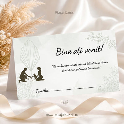 Set 50 plicuri de bani nuntă și botez C.15-10015, fața: Bine ați venit!, mesajul de mulțumire și rubrica Familia, siluetă de familie care plantează un copăcel lângă o frunză de palmier desenată, ramuri și plante desenate pe fond verde salvie pal