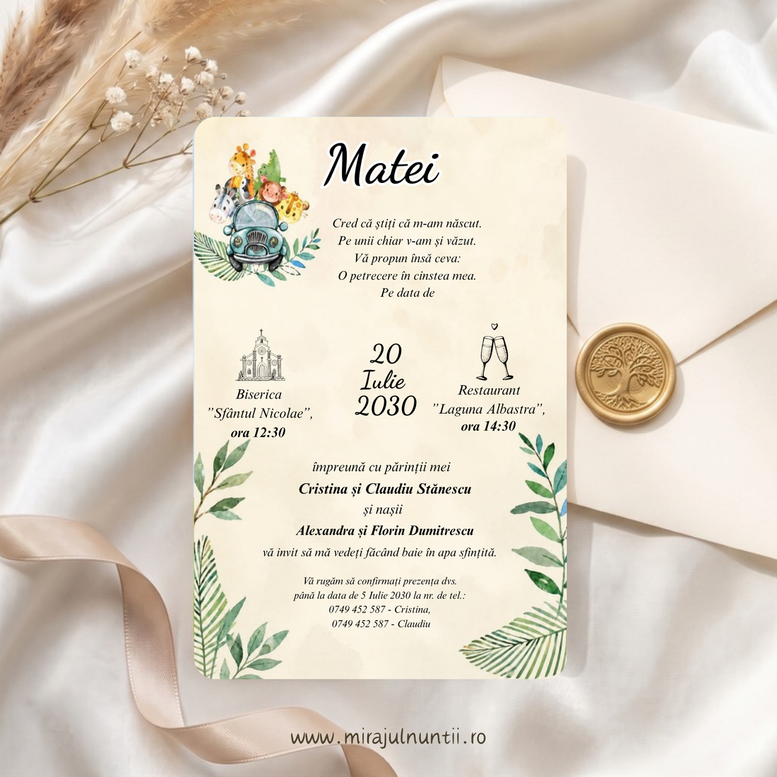 Invitație de botez tipărită B. 7600, cu mașinuță vintage turcoaz plină de animăluțe safari, numele Matei scris caligrafic și frunze tropicale verzi pe margini.