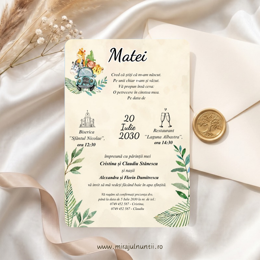 Invitație de botez tipărită B. 7600, cu mașinuță vintage turcoaz plină de animăluțe safari, numele Matei scris caligrafic și frunze tropicale verzi pe margini.