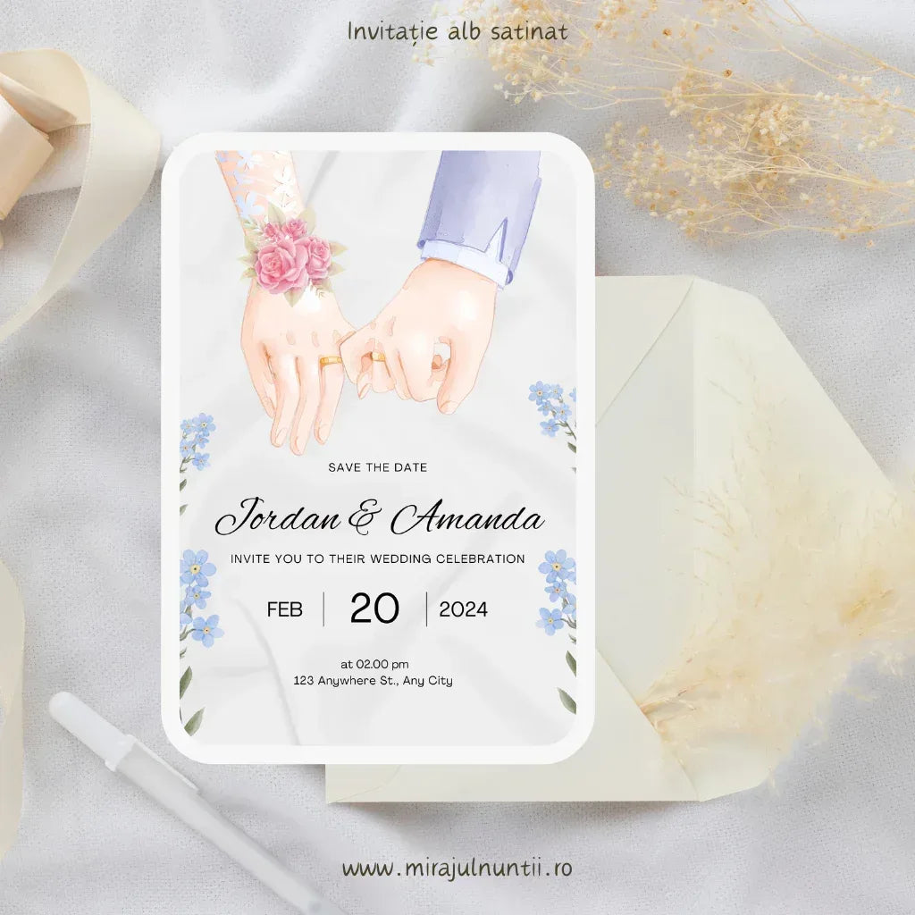 Invitație de nuntă cod Magnific C.40 cu mâinile mirilor ilustrate și flori albastre