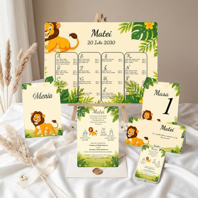 Set papetărie botez B.6023 cu leuț și frunze tropicale: opis pe șevalet, meniu tip carte, număr de masă, plic de bani personalizat, invitație tipărită și invitație digitală pe telefon